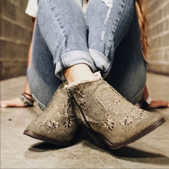 Unique Embroidery Western Cowboy Booties - Picture 6 of 8